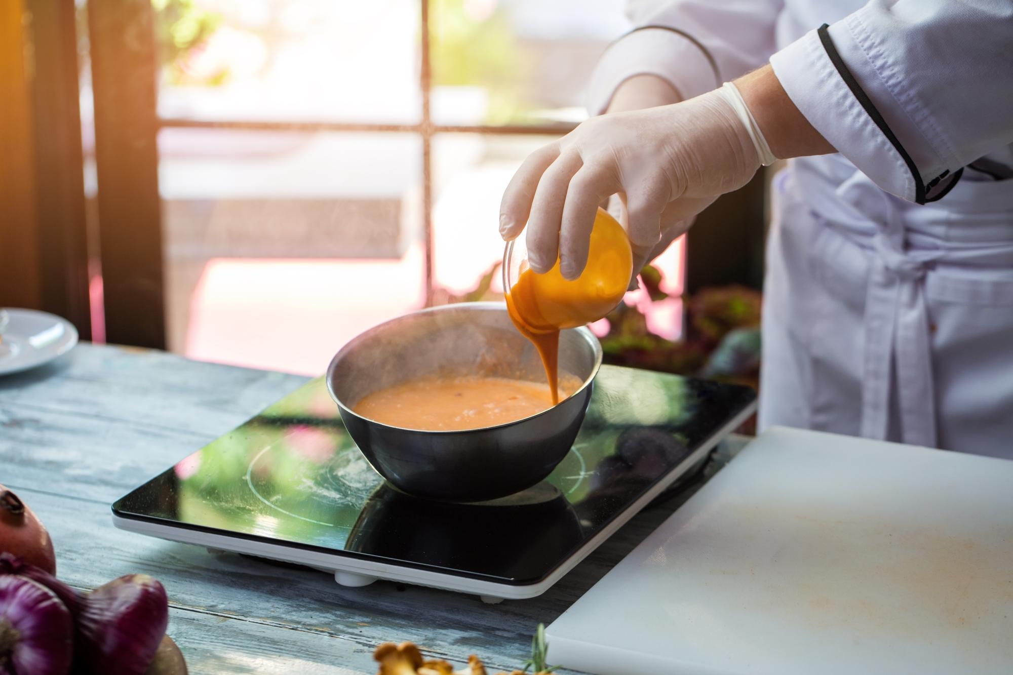 Fondatore che prepara una salsa in cucina